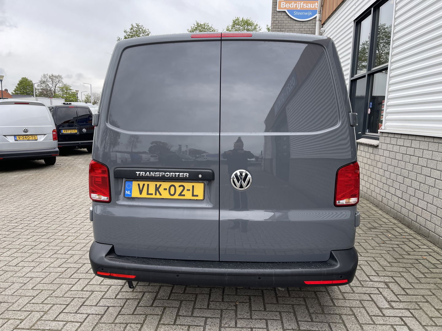Volkswagen Transporter 2.0 TDI L1H1 26 Economy Business / vaste prijs rijklaar € 17.950 ex btw / lease vanaf € 302 / euro 6 / bpm vrij / airco / cruise / achterdeuren / bijrijdersbank / pdc achter !