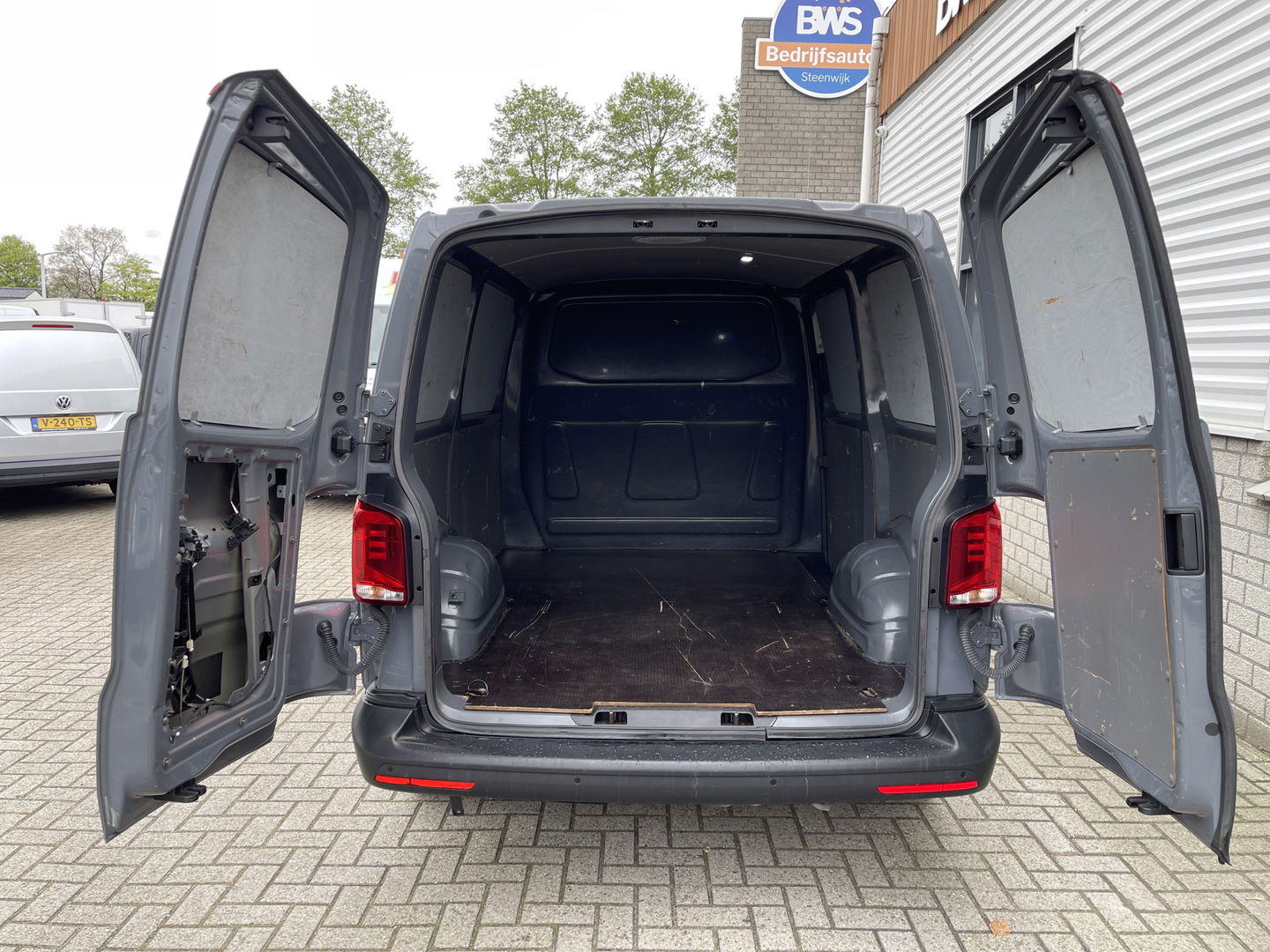 Volkswagen Transporter 2.0 TDI L1H1 26 Economy Business / vaste prijs rijklaar € 17.950 ex btw / lease vanaf € 302 / euro 6 / bpm vrij / airco / cruise / achterdeuren / bijrijdersbank / pdc achter !