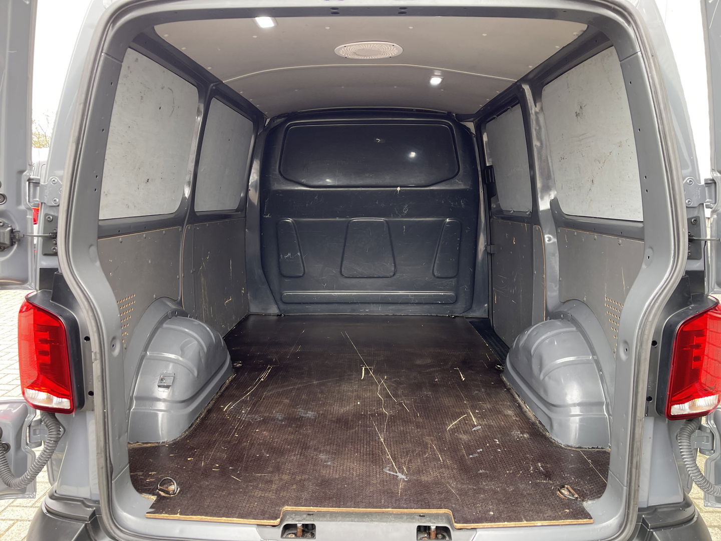Volkswagen Transporter 2.0 TDI L1H1 26 Economy Business / vaste prijs rijklaar € 17.950 ex btw / lease vanaf € 302 / euro 6 / bpm vrij / airco / cruise / achterdeuren / bijrijdersbank / pdc achter !