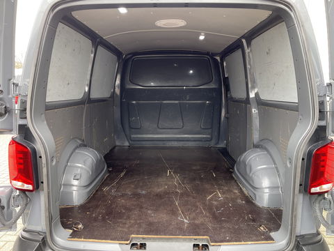 Volkswagen Transporter 2.0 TDI L1H1 26 Economy Business / vaste prijs rijklaar € 17.950 ex btw / lease vanaf € 302 / euro 6 / bpm vrij / airco / cruise / achterdeuren / bijrijdersbank / pdc achter !