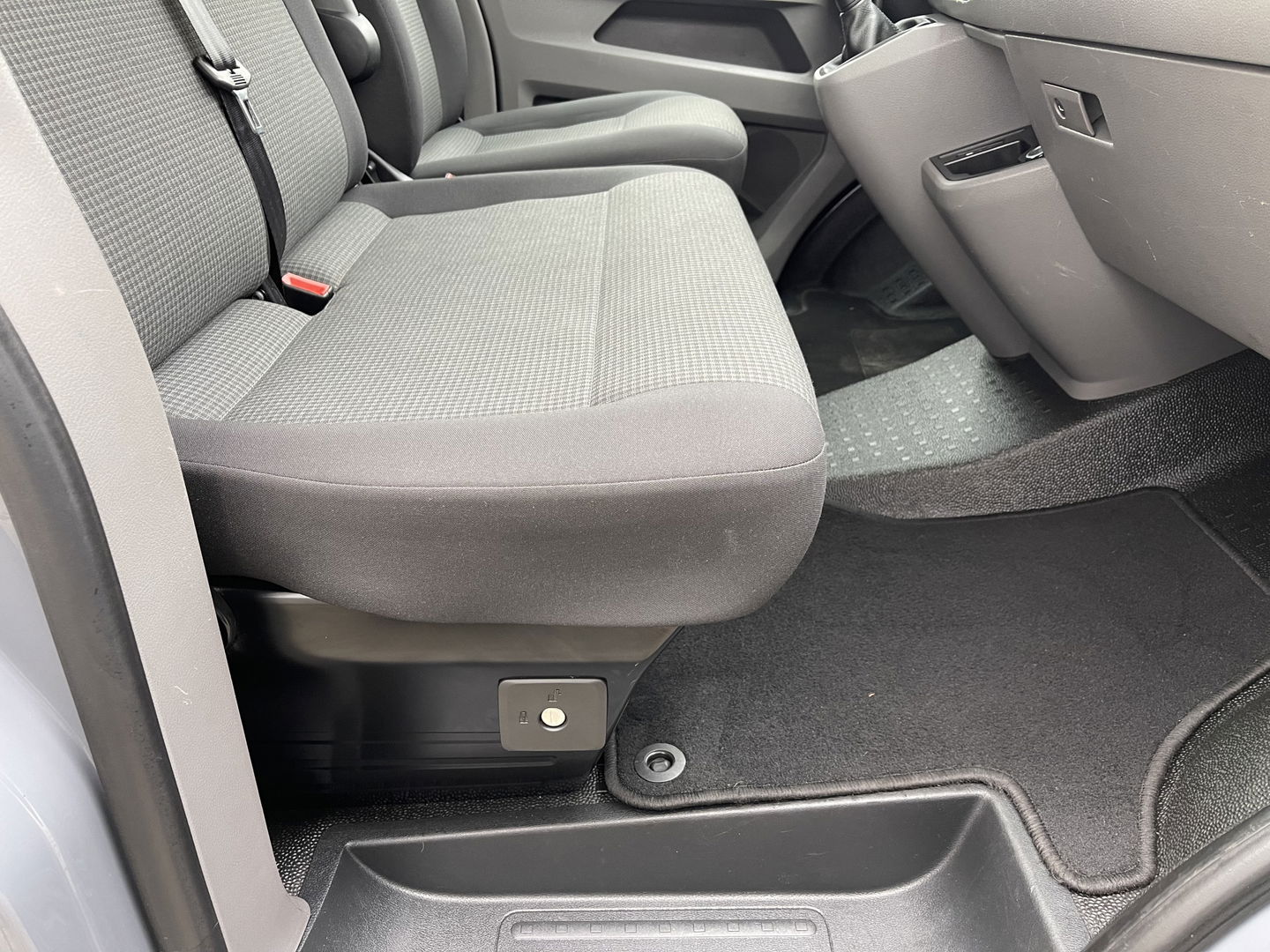 Volkswagen Transporter 2.0 TDI L1H1 26 Economy Business / vaste prijs rijklaar € 17.950 ex btw / lease vanaf € 302 / euro 6 / bpm vrij / airco / cruise / achterdeuren / bijrijdersbank / pdc achter !