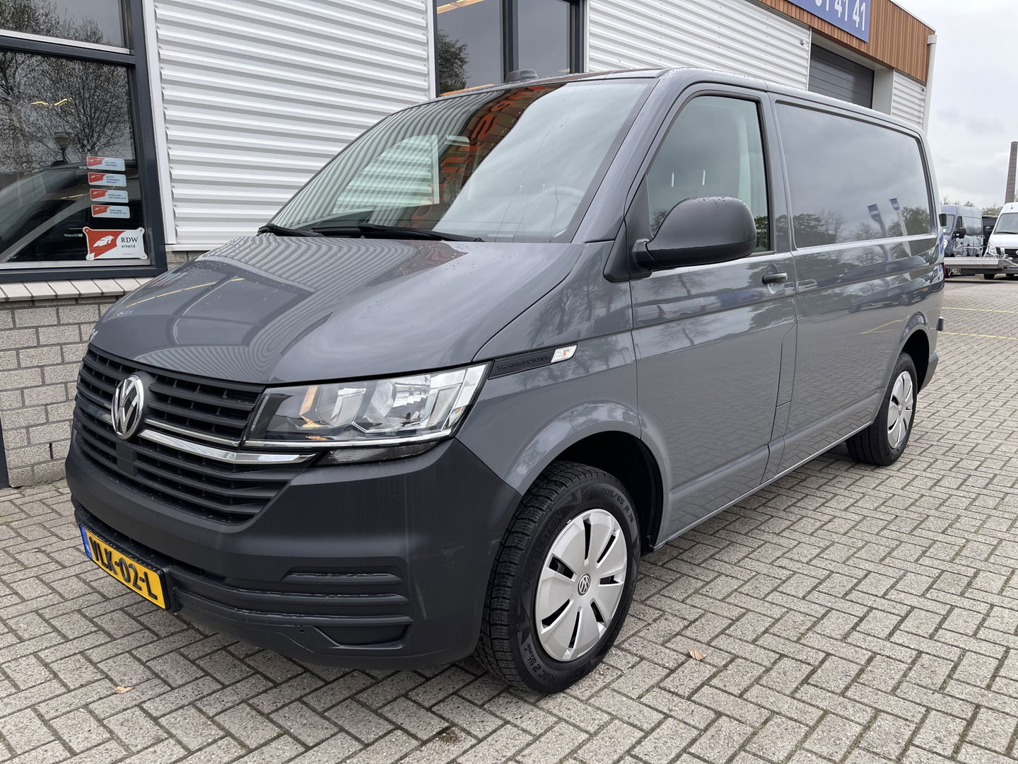 Volkswagen Transporter 2.0 TDI L1H1 26 Economy Business / vaste prijs rijklaar € 17.950 ex btw / lease vanaf € 302 / euro 6 / bpm vrij / airco / cruise / achterdeuren / bijrijdersbank / pdc achter !