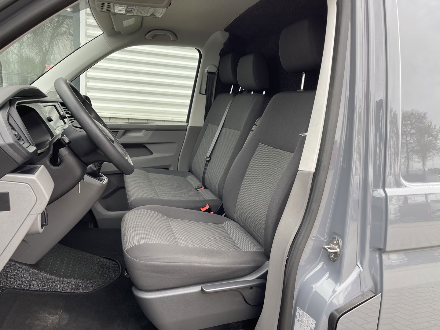 Volkswagen Transporter 2.0 TDI L1H1 26 Economy Business / vaste prijs rijklaar € 17.950 ex btw / lease vanaf € 302 / euro 6 / bpm vrij / airco / cruise / achterdeuren / bijrijdersbank / pdc achter !