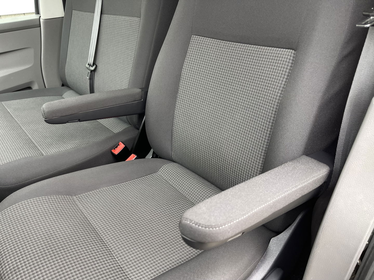 Volkswagen Transporter 2.0 TDI L1H1 26 Economy Business / vaste prijs rijklaar € 17.950 ex btw / lease vanaf € 302 / euro 6 / bpm vrij / airco / cruise / achterdeuren / bijrijdersbank / pdc achter !