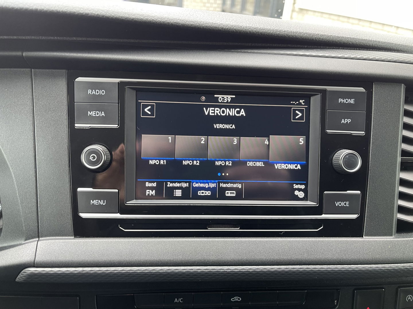 Volkswagen Transporter 2.0 TDI L1H1 26 Economy Business / vaste prijs rijklaar € 17.950 ex btw / lease vanaf € 302 / euro 6 / bpm vrij / airco / cruise / achterdeuren / bijrijdersbank / pdc achter !