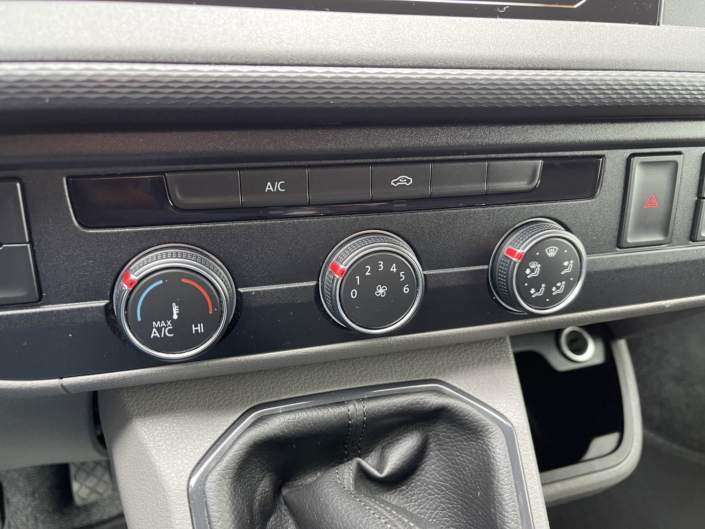 Volkswagen Transporter 2.0 TDI L1H1 26 Economy Business / vaste prijs rijklaar € 17.950 ex btw / lease vanaf € 302 / euro 6 / bpm vrij / airco / cruise / achterdeuren / bijrijdersbank / pdc achter !