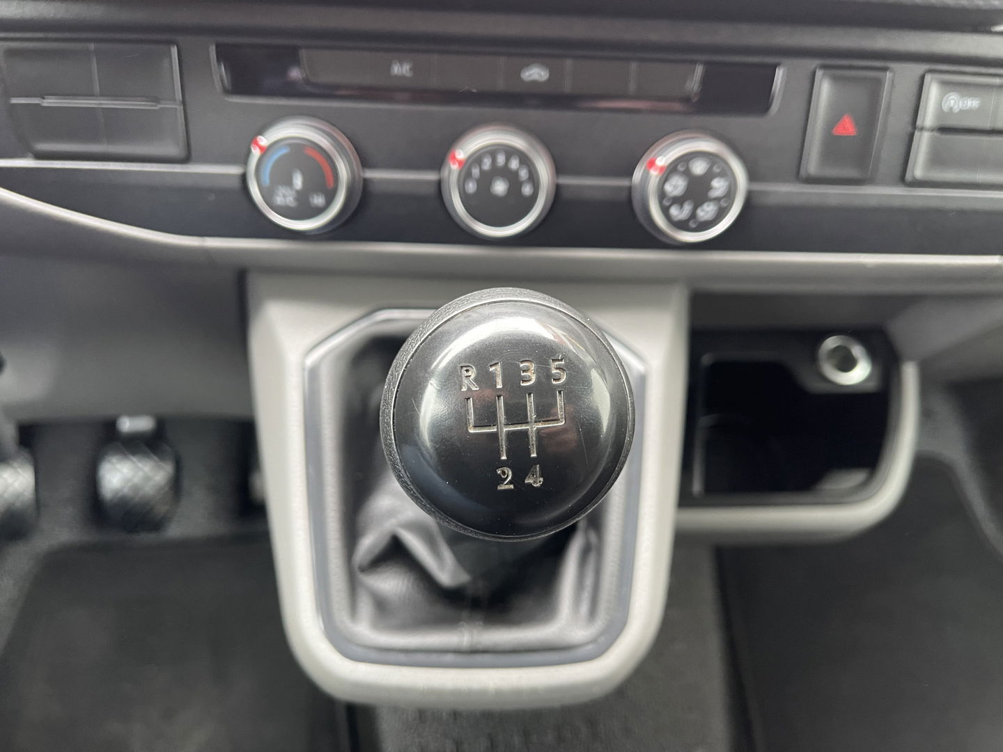 Volkswagen Transporter 2.0 TDI L1H1 26 Economy Business / vaste prijs rijklaar € 17.950 ex btw / lease vanaf € 302 / euro 6 / bpm vrij / airco / cruise / achterdeuren / bijrijdersbank / pdc achter !