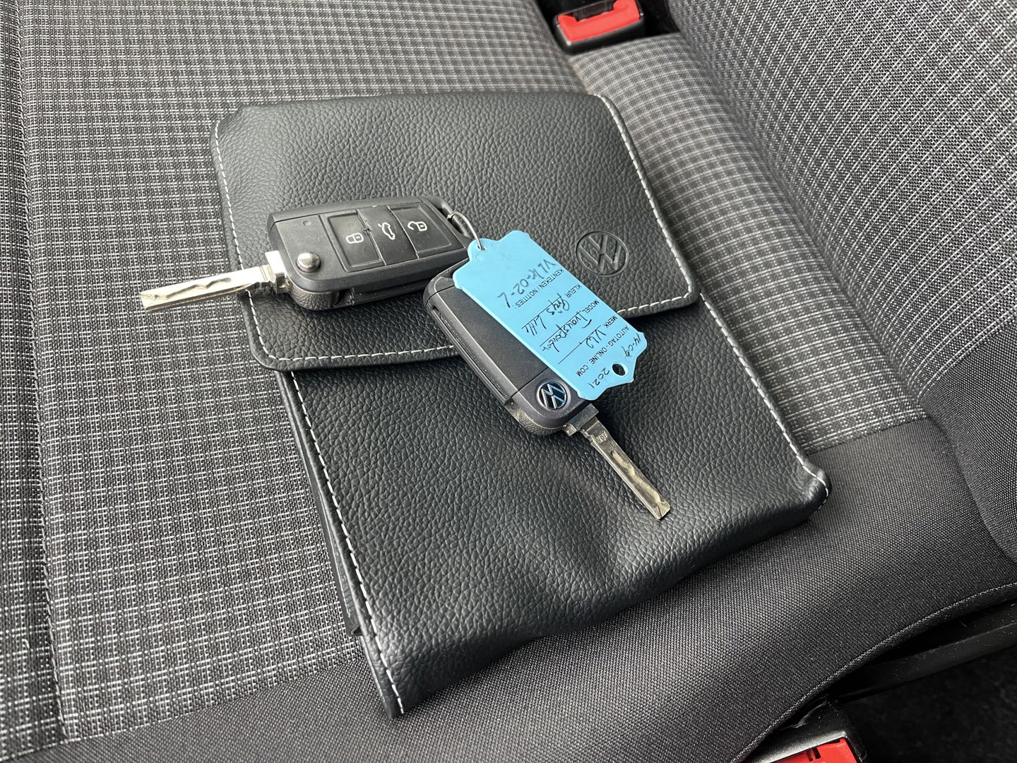 Volkswagen Transporter 2.0 TDI L1H1 26 Economy Business / vaste prijs rijklaar € 17.950 ex btw / lease vanaf € 302 / euro 6 / bpm vrij / airco / cruise / achterdeuren / bijrijdersbank / pdc achter !