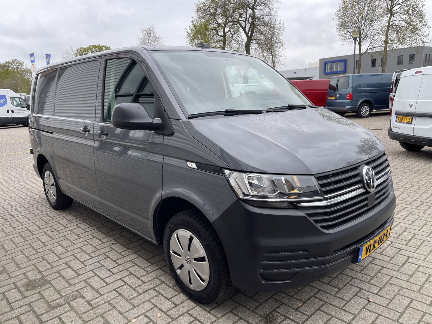 Volkswagen Transporter 2.0 TDI L1H1 26 Economy Business / vaste prijs rijklaar € 17.950 ex btw / lease vanaf € 302 / euro 6 / bpm vrij / airco / cruise / achterdeuren / bijrijdersbank / pdc achter !