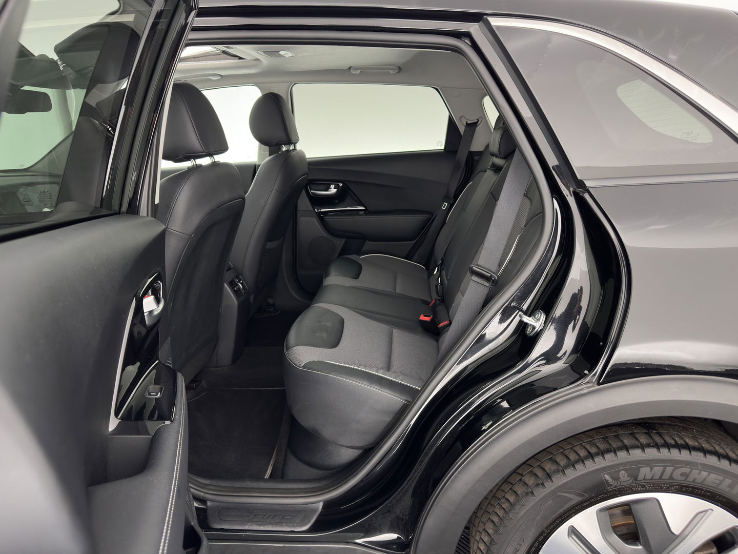 Kia e-Niro DynamicPlusLine 64 kWh {SOH-95%} [ 3-Fase ] (INCL-BTW) Aut.*PANO | LEATHER-FABRIC | FULL-LED | NAVI-FULLMAP | DAB+ | ADAPT.CRUISE | CAMERA | HEATED-COMFORTSEATS | KEYLESS | DIGI-COCKPIT | SHIFT-PADDLES | CARPLAY | LANE-ASSIST | 17"ALU*