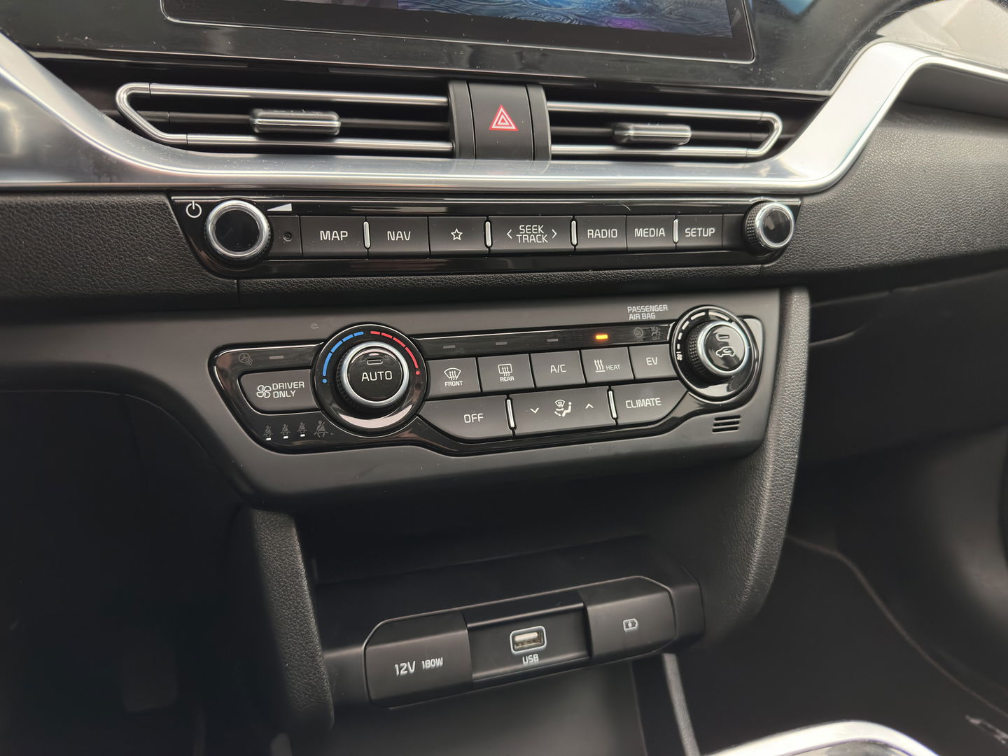 Kia e-Niro DynamicPlusLine 64 kWh [ 3-Fase ] {SOH-96%} (INCL-BTW) Aut.*PANO | LEATHER-FABRIC | FULL-LED | NAVI-FULLMAP | DAB+ | ADAPTIVE-CRUISE | CAMERA | HEATED-COMFORTSEATS | KEYLESS | DIGI-COCKPIT | SHIFT-PADDLES | CARPLAY | LANE-ASSIST | ...