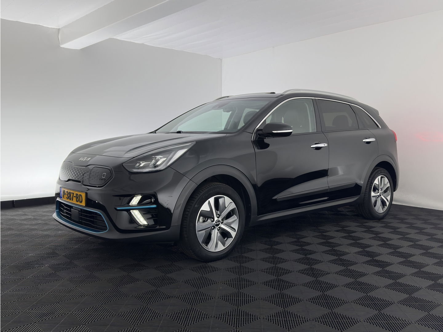Kia e-Niro DynamicPlusLine 64 kWh {SOH-95%} [ 3-Fase ] (INCL-BTW) Aut.*PANO | LEATHER-FABRIC | FULL-LED | NAVI-FULLMAP | DAB+ | ADAPT.CRUISE | CAMERA | HEATED-COMFORTSEATS | KEYLESS | DIGI-COCKPIT | SHIFT-PADDLES | CARPLAY | LANE-ASSIST | 17"ALU*