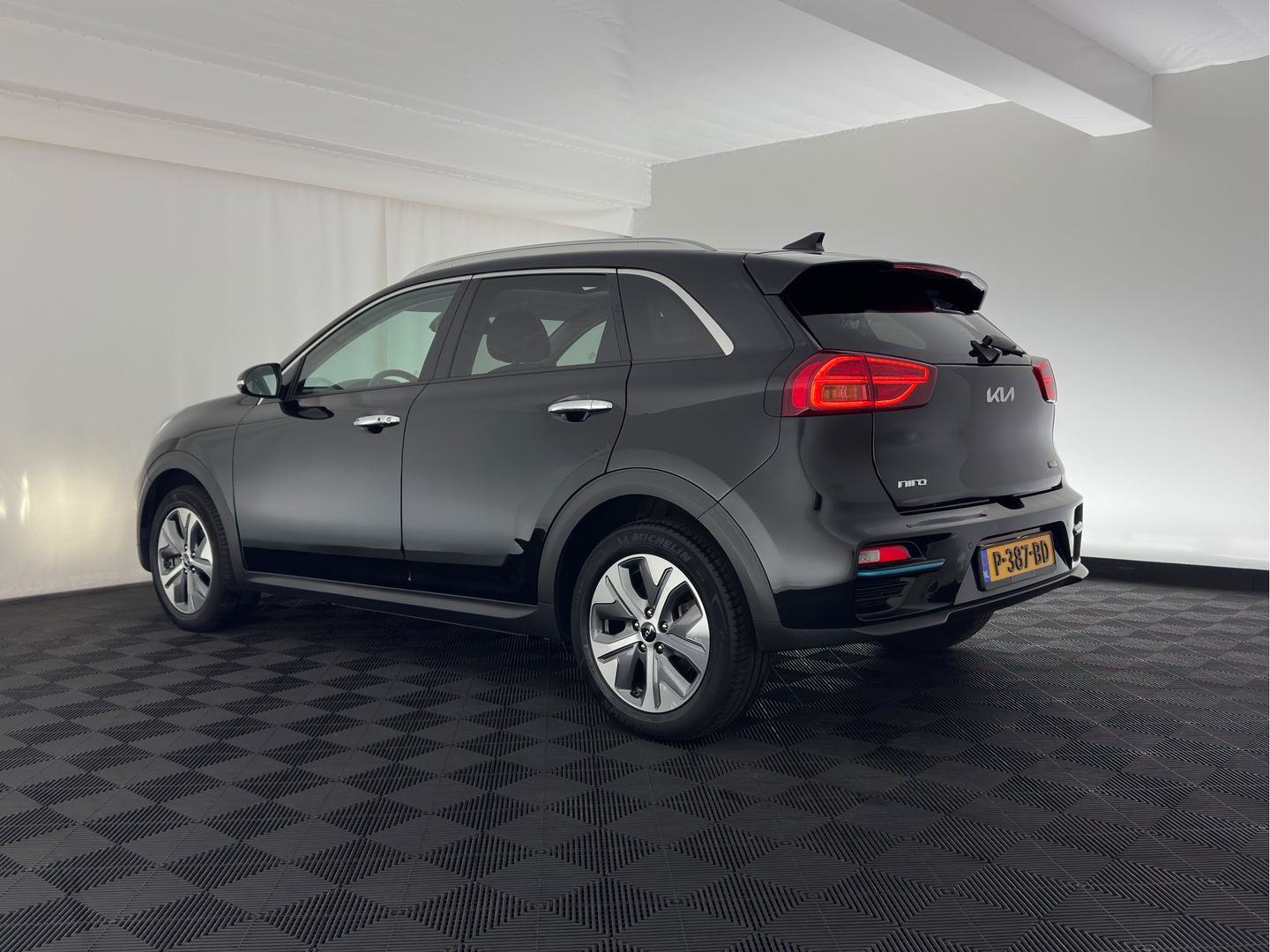 Kia e-Niro DynamicPlusLine 64 kWh {SOH-95%} [ 3-Fase ] (INCL-BTW) Aut.*PANO | LEATHER-FABRIC | FULL-LED | NAVI-FULLMAP | DAB+ | ADAPT.CRUISE | CAMERA | HEATED-COMFORTSEATS | KEYLESS | DIGI-COCKPIT | SHIFT-PADDLES | CARPLAY | LANE-ASSIST | 17"ALU*