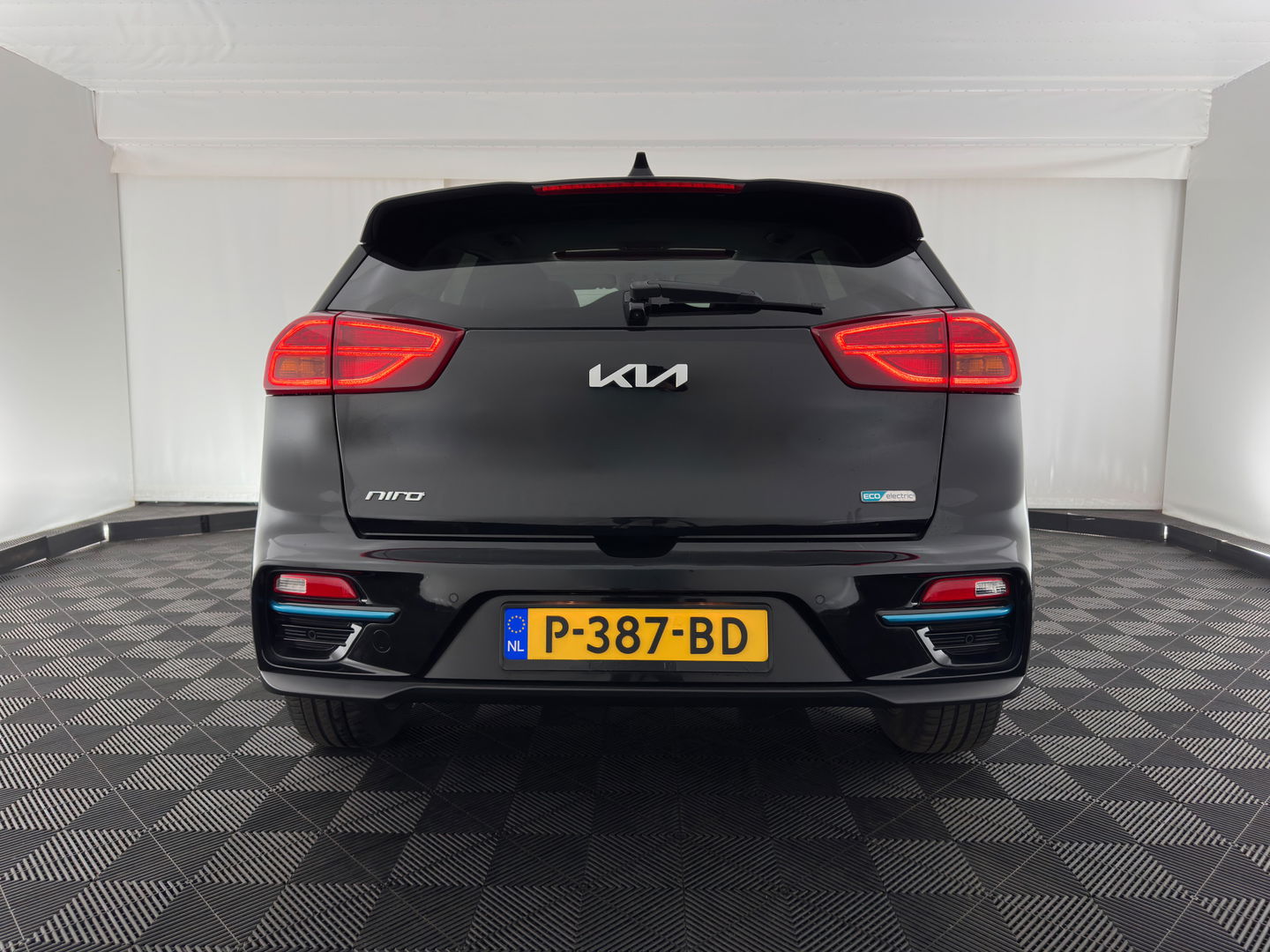 Kia e-Niro DynamicPlusLine 64 kWh {SOH-95%} [ 3-Fase ] (INCL-BTW) Aut.*PANO | LEATHER-FABRIC | FULL-LED | NAVI-FULLMAP | DAB+ | ADAPT.CRUISE | CAMERA | HEATED-COMFORTSEATS | KEYLESS | DIGI-COCKPIT | SHIFT-PADDLES | CARPLAY | LANE-ASSIST | 17"ALU*