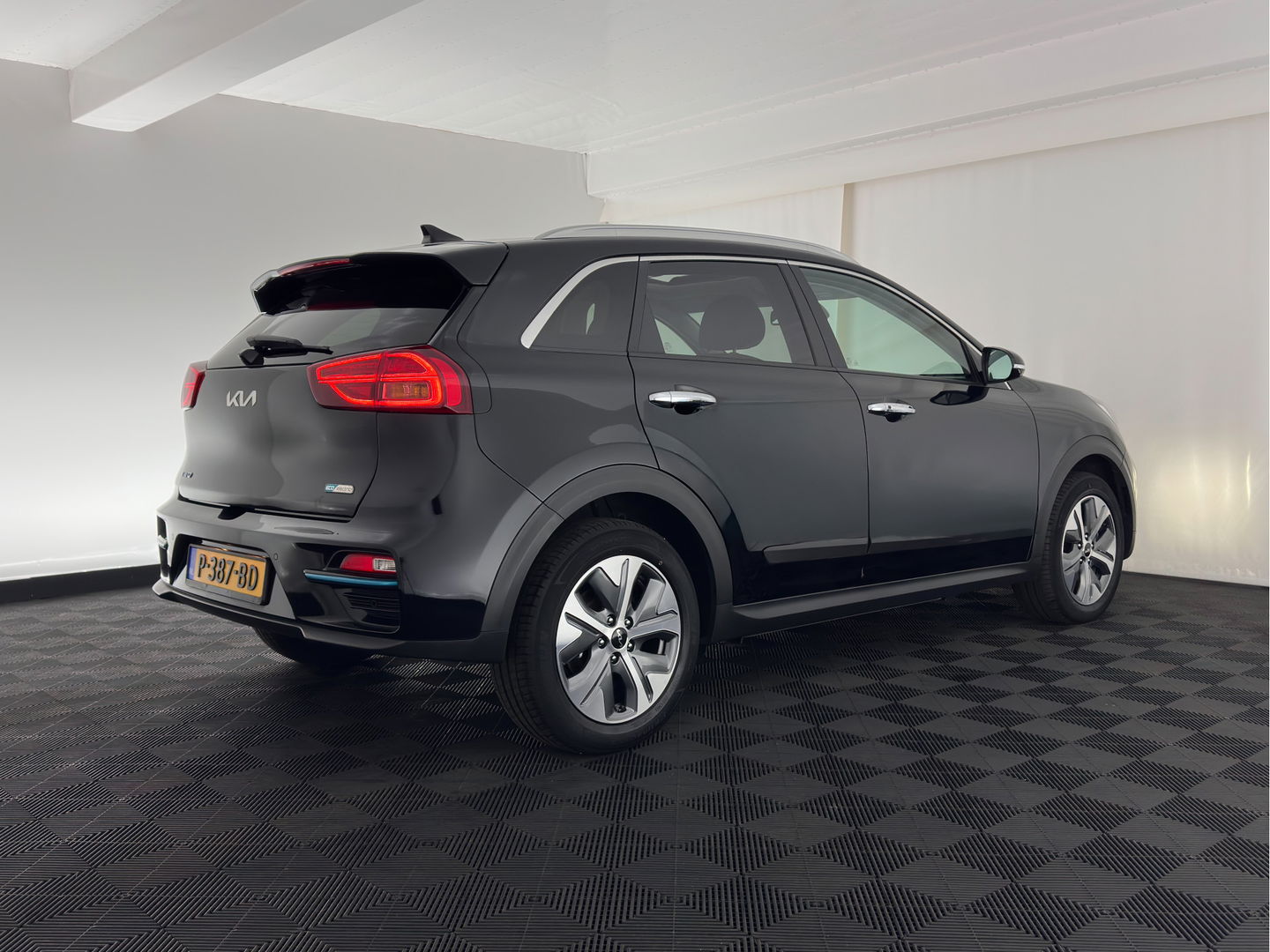 Kia e-Niro DynamicPlusLine 64 kWh [ 3-Fase ] {SOH-96%} (INCL-BTW) Aut.*PANO | LEATHER-FABRIC | FULL-LED | NAVI-FULLMAP | DAB+ | ADAPTIVE-CRUISE | CAMERA | HEATED-COMFORTSEATS | KEYLESS | DIGI-COCKPIT | SHIFT-PADDLES | CARPLAY | LANE-ASSIST | ...