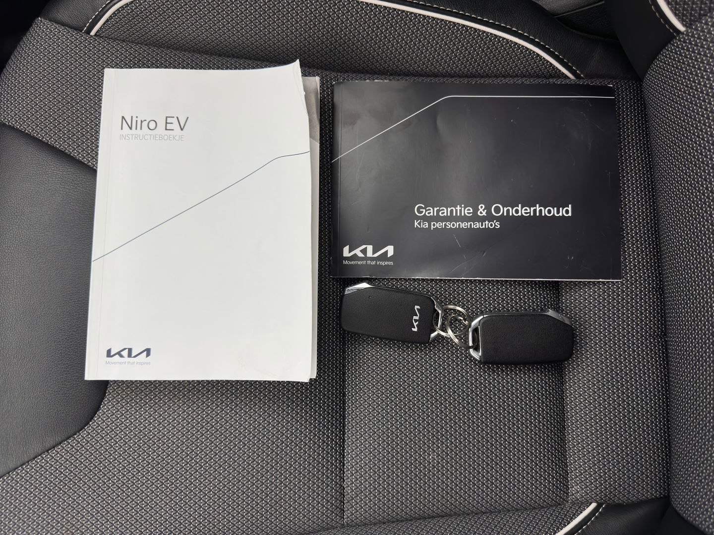 Kia e-Niro DynamicPlusLine 64 kWh {SOH-95%} [ 3-Fase ] (INCL-BTW) Aut.*PANO | LEATHER-FABRIC | FULL-LED | NAVI-FULLMAP | DAB+ | ADAPT.CRUISE | CAMERA | HEATED-COMFORTSEATS | KEYLESS | DIGI-COCKPIT | SHIFT-PADDLES | CARPLAY | LANE-ASSIST | 17"ALU*