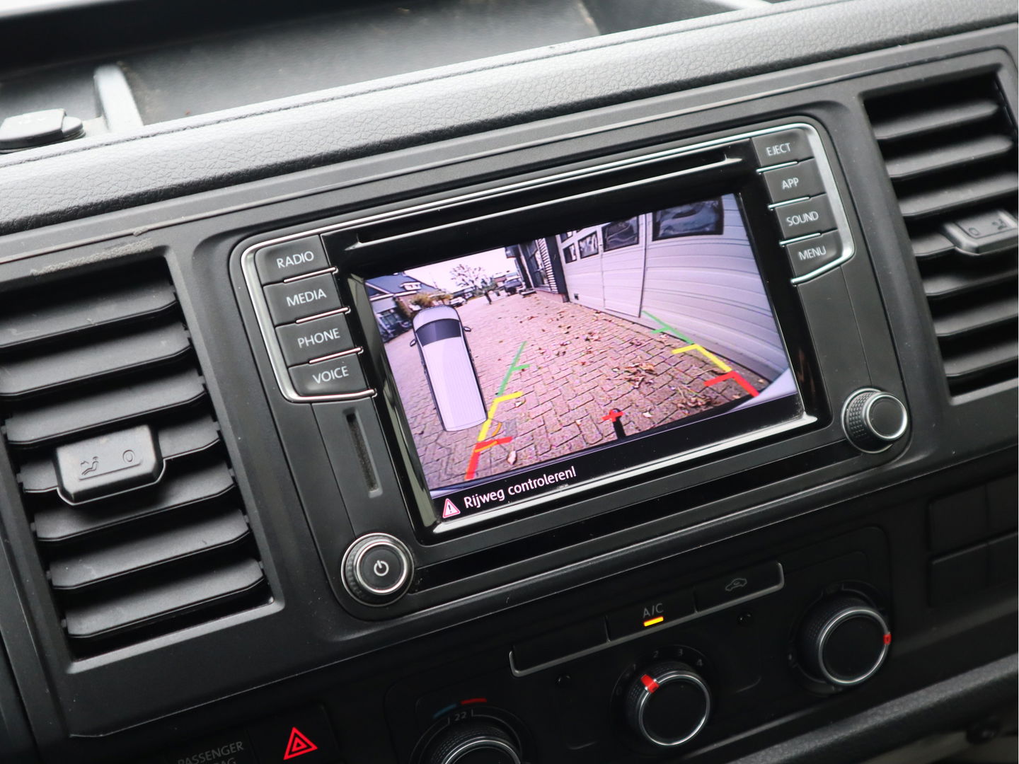 Volkswagen Transporter 2.0 TDI 150pk Euro 6 Automaat L2 Lang - Bw Inrichting - Trekhaak - Camera - Cruise