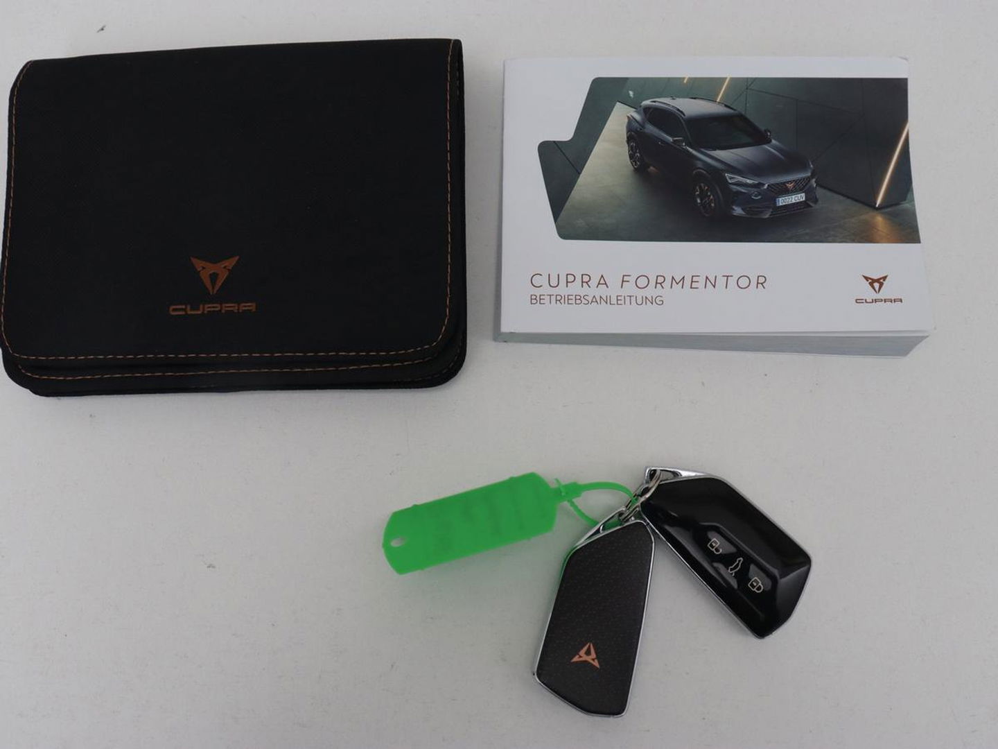 CUPRA Formentor 1.4 eHybrid VZ | 245pk | Stoelverwarming | 360 Camera | Adaptive cruise | Carplay | Navigatie | Sfeerverlichting | Keyless | Sportstoelen | Memory | PHEV | Plug In