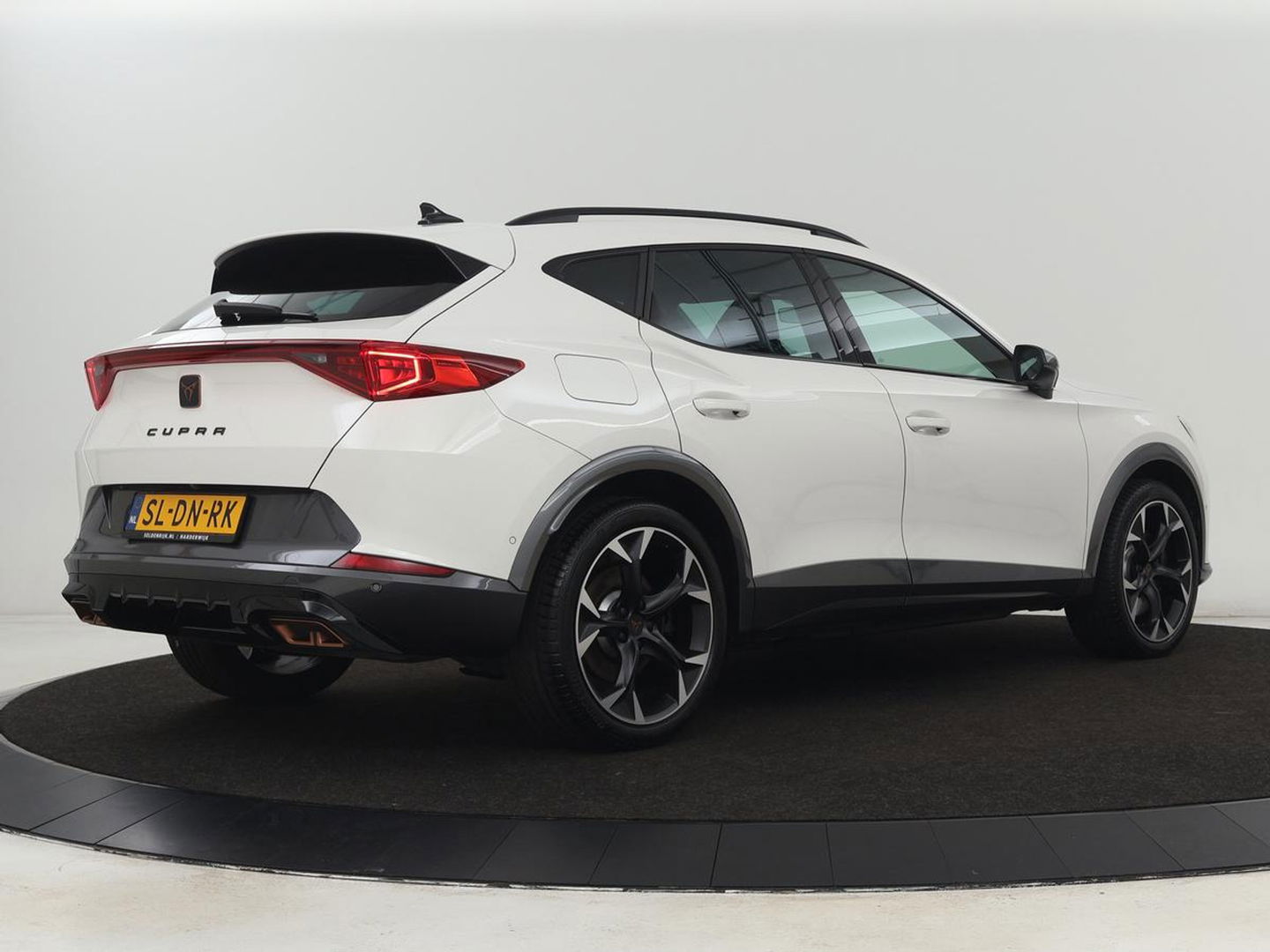 CUPRA Formentor 1.4 eHybrid VZ | 245pk | Stoelverwarming | 360 Camera | Adaptive cruise | Carplay | Navigatie | Sfeerverlichting | Keyless | Sportstoelen | Memory | PHEV | Plug In