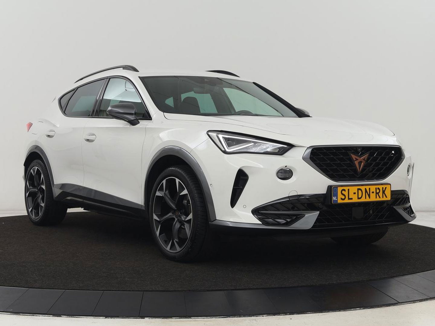 CUPRA Formentor 1.4 eHybrid VZ | 245pk | Stoelverwarming | 360 Camera | Adaptive cruise | Carplay | Navigatie | Sfeerverlichting | Keyless | Sportstoelen | Memory | PHEV | Plug In