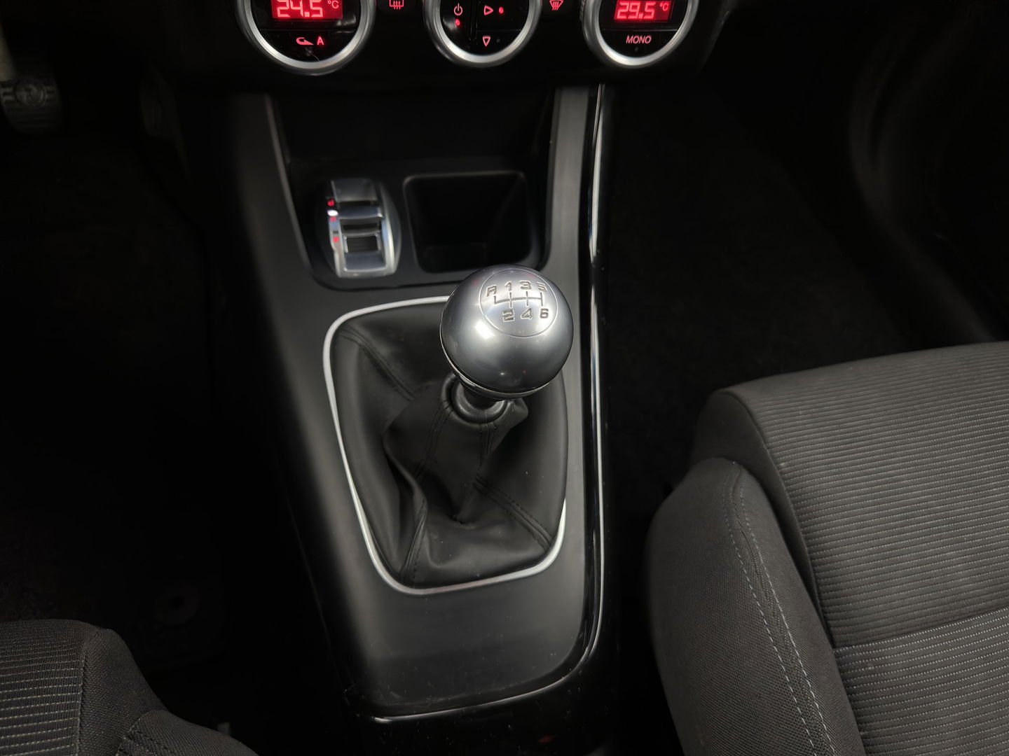 Alfa Romeo Giulietta 1.6 JTDm Distinctive *NAVI-FULLMAP | SPORT-SEATS | ECC | PDC | CRUISE | 17''ALU*