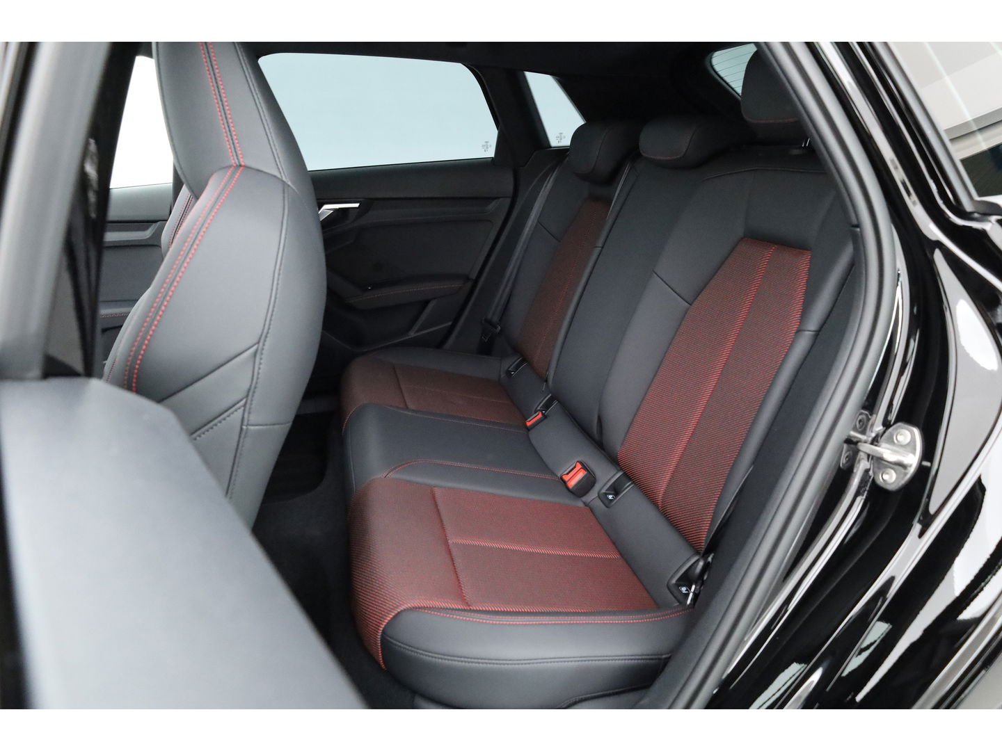 Audi A3 Sportback 35 TFSI | Pano | Afn. Trekhaak | Sportstoelen | Apple CarPlay | Stoelverw. | Camera | 17"