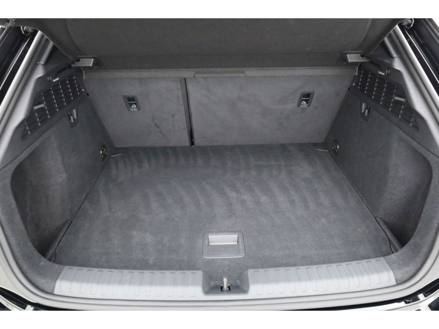 Audi A3 Sportback 35 TFSI | Pano | Afn. Trekhaak | Sportstoelen | Apple CarPlay | Stoelverw. | Camera | 17"