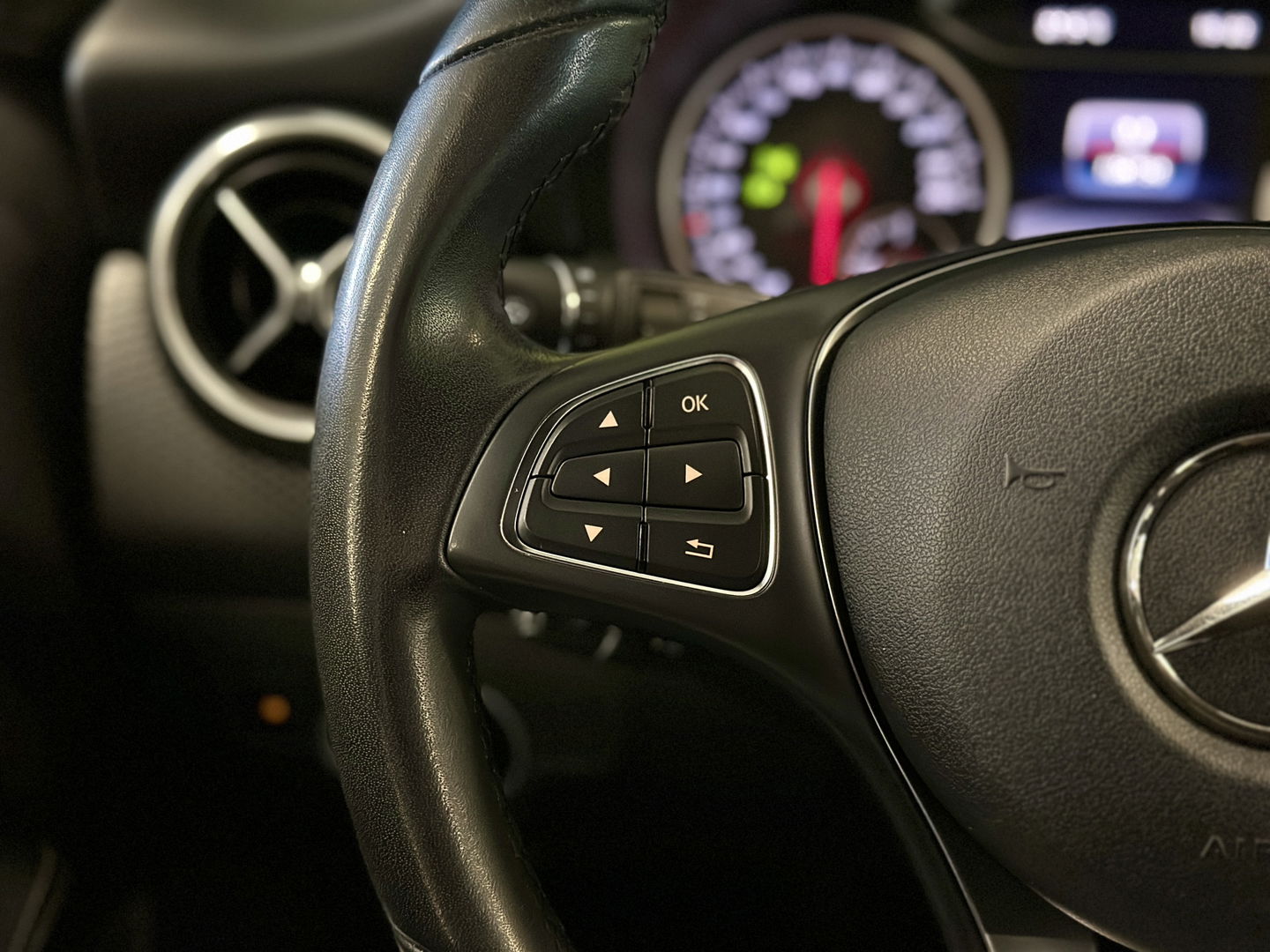 Mercedes-Benz A-Klasse 160 Ambition | Trekhaak | Cruise Control | Parkeersensoren | Navigatie | Isofix | Airconditioning | Bluetooth | Lichtmetaal 16" |