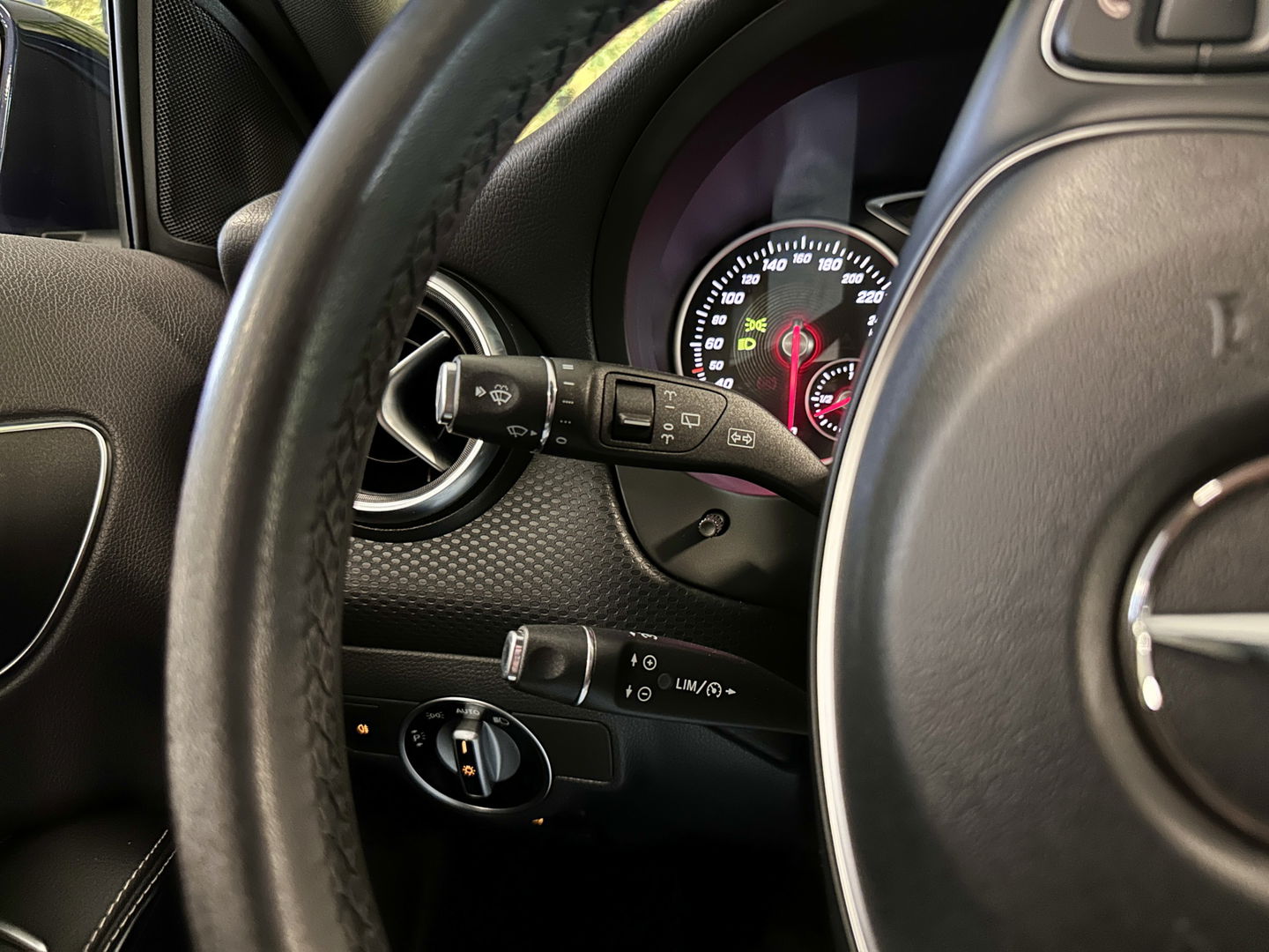 Mercedes-Benz A-Klasse 160 Ambition | Trekhaak | Cruise Control | Parkeersensoren | Navigatie | Isofix | Airconditioning | Bluetooth | Lichtmetaal 16" |