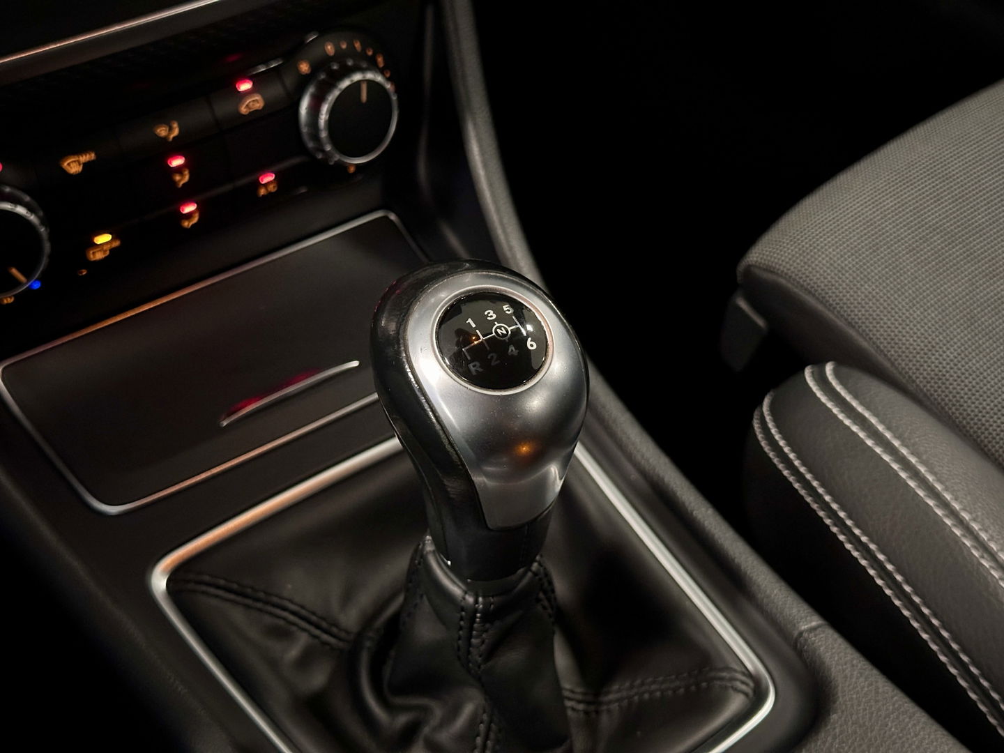 Mercedes-Benz A-Klasse 160 Ambition | Trekhaak | Cruise Control | Parkeersensoren | Navigatie | Isofix | Airconditioning | Bluetooth | Lichtmetaal 16" |