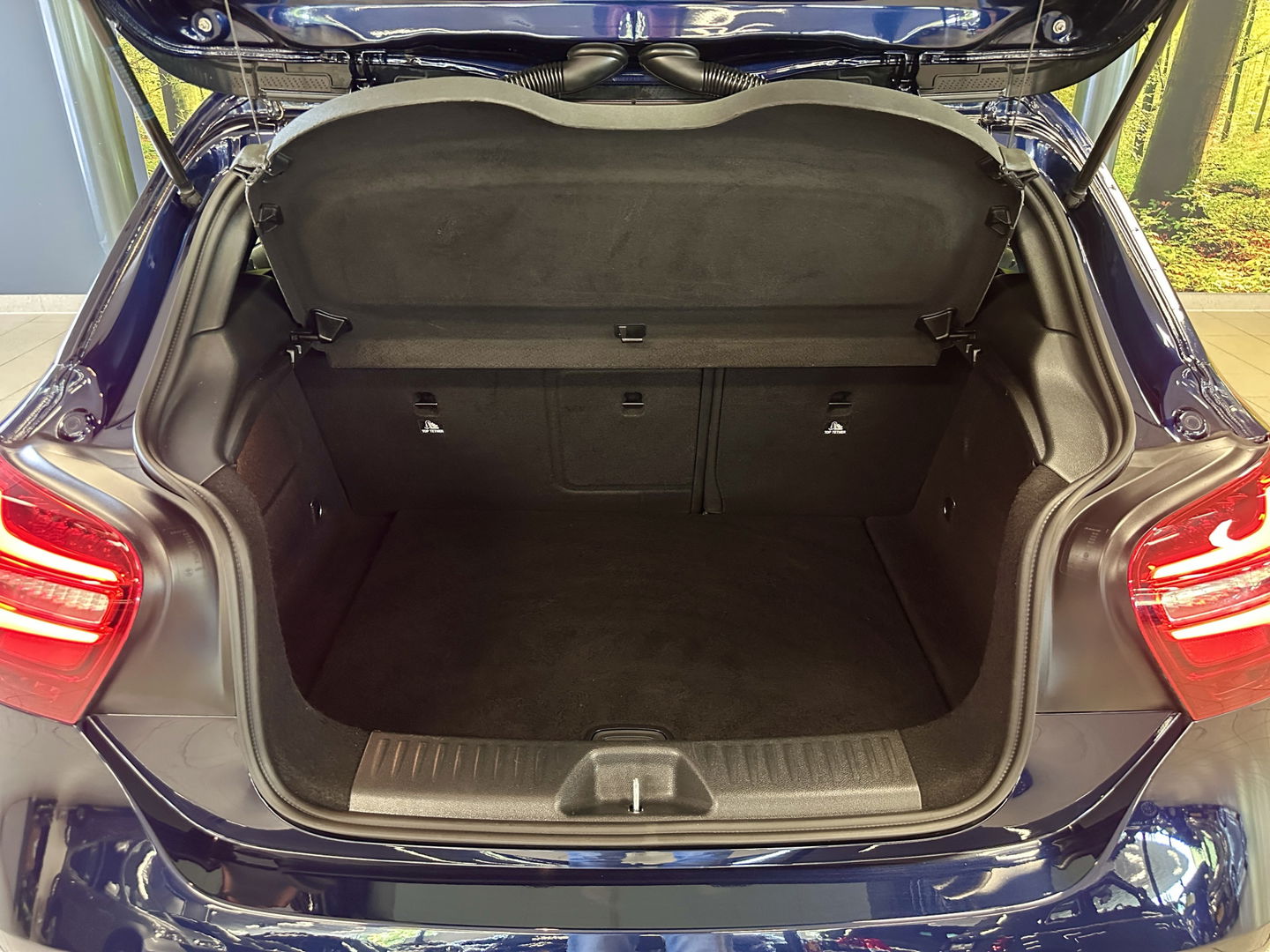 Mercedes-Benz A-Klasse 160 Ambition | Trekhaak | Cruise Control | Parkeersensoren | Navigatie | Isofix | Airconditioning | Bluetooth | Lichtmetaal 16" |