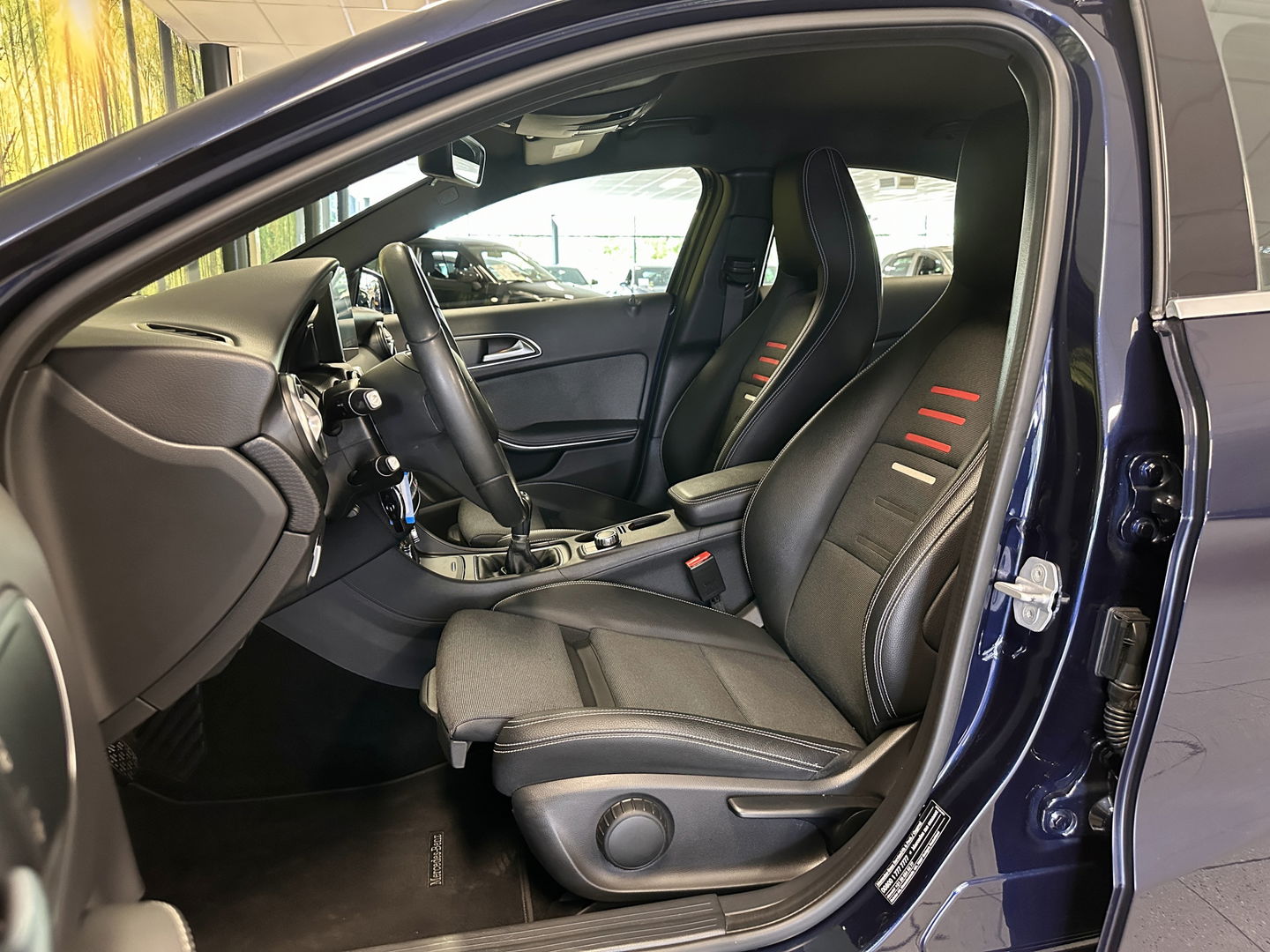 Mercedes-Benz A-Klasse 160 Ambition | Trekhaak | Cruise Control | Parkeersensoren | Navigatie | Isofix | Airconditioning | Bluetooth | Lichtmetaal 16" |