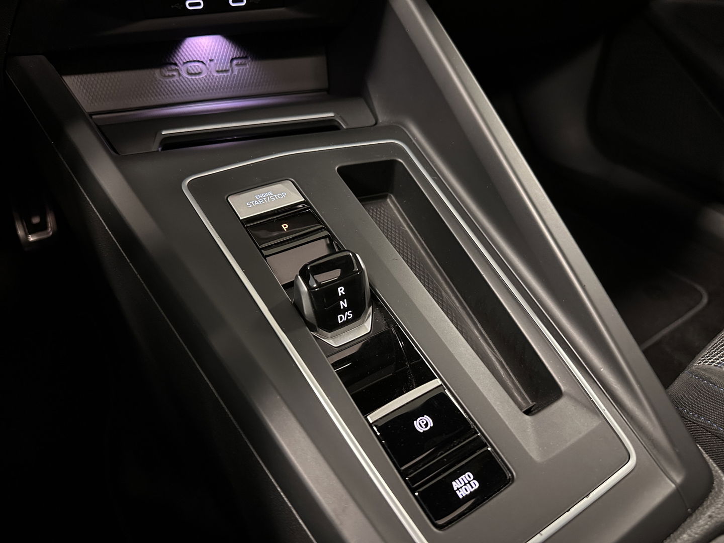 Volkswagen Golf 1.4 eHybrid GTE | Panoramadak | HUD | IQ-Light | Sfeerverlichting | Apple Carplay | Android Auto | Parkeersensoren | Keyless | Dodehoek | Achteruitrijcamera