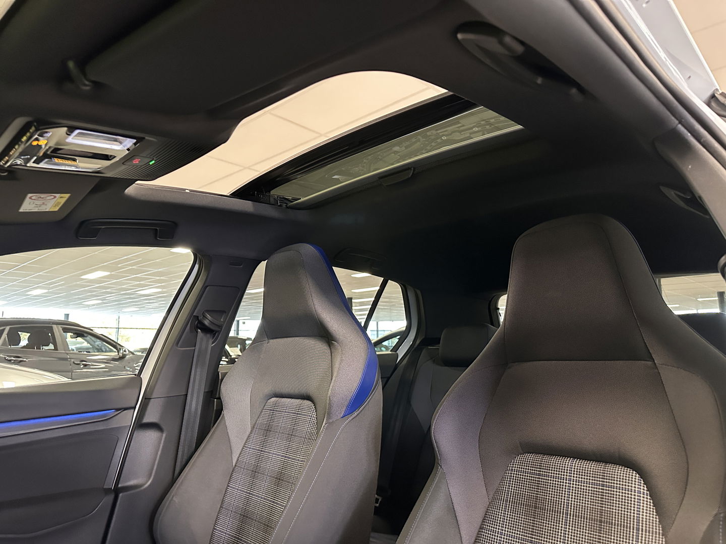 Volkswagen Golf 1.4 eHybrid GTE | Panoramadak | HUD | IQ-Light | Sfeerverlichting | Apple Carplay | Android Auto | Parkeersensoren | Keyless | Dodehoek | Achteruitrijcamera