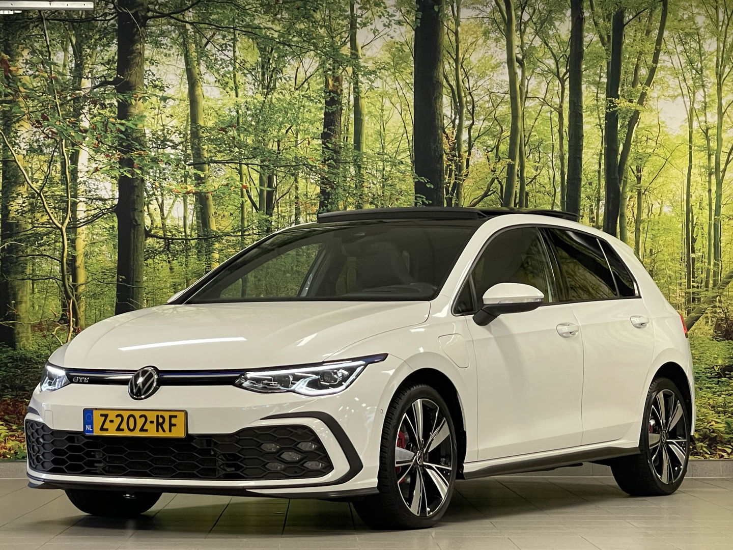 Volkswagen Golf 1.4 eHybrid GTE | Panoramadak | HUD | IQ-Light | Sfeerverlichting | Apple Carplay | Android Auto | Parkeersensoren | Keyless | Dodehoek | Achteruitrijcamera