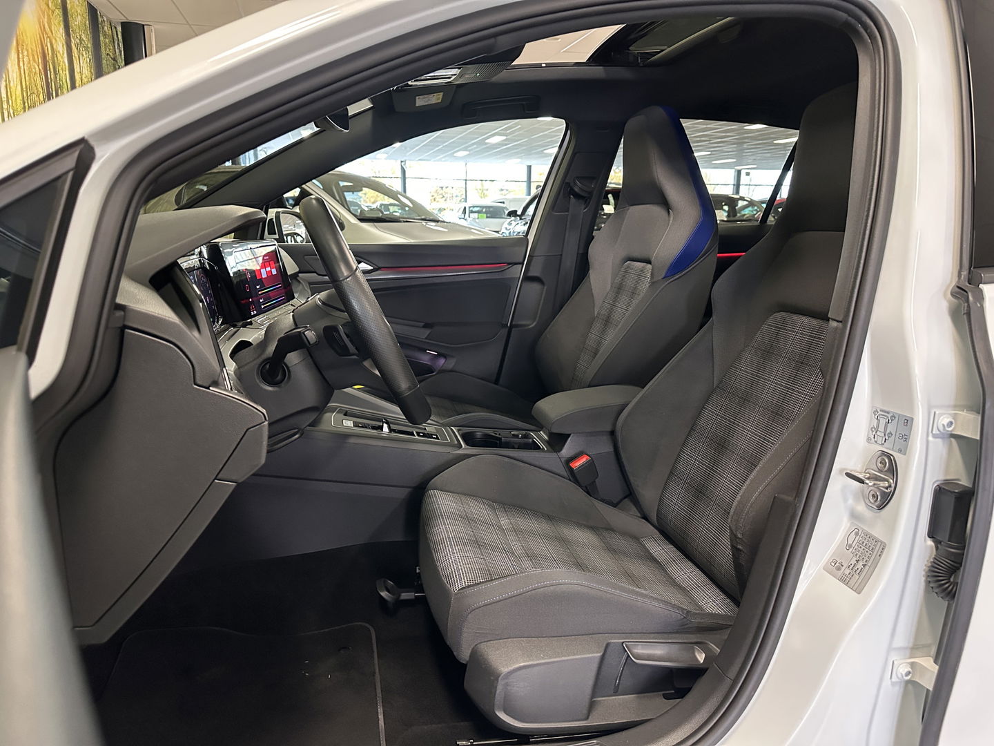 Volkswagen Golf 1.4 eHybrid GTE | Panoramadak | HUD | IQ-Light | Sfeerverlichting | Apple Carplay | Android Auto | Parkeersensoren | Keyless | Dodehoek | Achteruitrijcamera