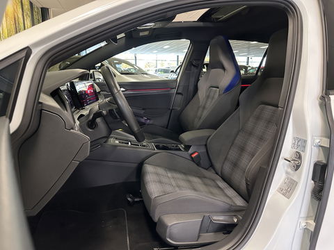 Volkswagen Golf 1.4 eHybrid GTE | Panoramadak | HUD | IQ-Light | Sfeerverlichting | Apple Carplay | Android Auto | Parkeersensoren | Keyless | Dodehoek | Achteruitrijcamera