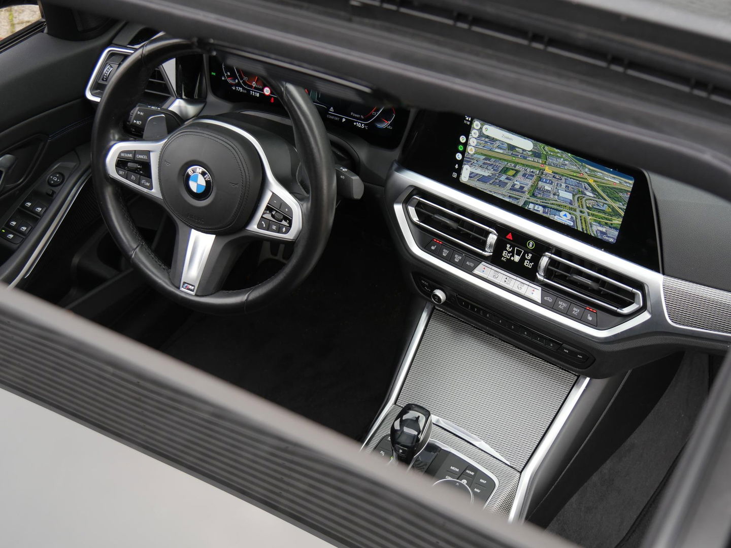 BMW 3 Serie 318i M-SPORT/ SCHUIFDAK/ PARKING PACK/ SHADOW LINE / 19INCH BREEDSET M-SPORT VELGEN