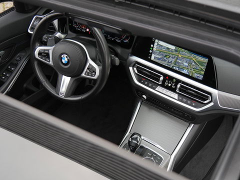 BMW 3 Serie 318i M-SPORT/ SCHUIFDAK/ PARKING PACK/ SHADOW LINE / 19INCH BREEDSET M-SPORT VELGEN