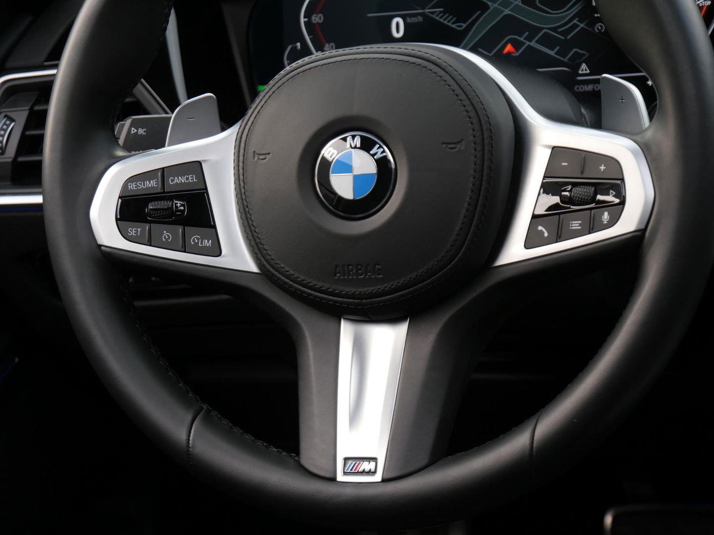 BMW 3 Serie 318i M-SPORT/ SCHUIFDAK/ PARKING PACK/ SHADOW LINE / 19INCH BREEDSET M-SPORT VELGEN