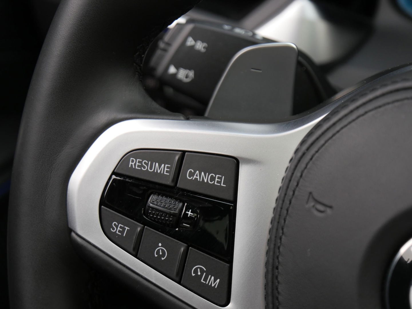 BMW 3 Serie 318i M-SPORT/ SCHUIFDAK/ PARKING PACK/ SHADOW LINE / 19INCH BREEDSET M-SPORT VELGEN