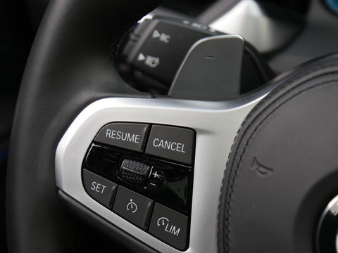 BMW 3 Serie 318i M-SPORT/ SCHUIFDAK/ PARKING PACK/ SHADOW LINE / 19INCH BREEDSET M-SPORT VELGEN