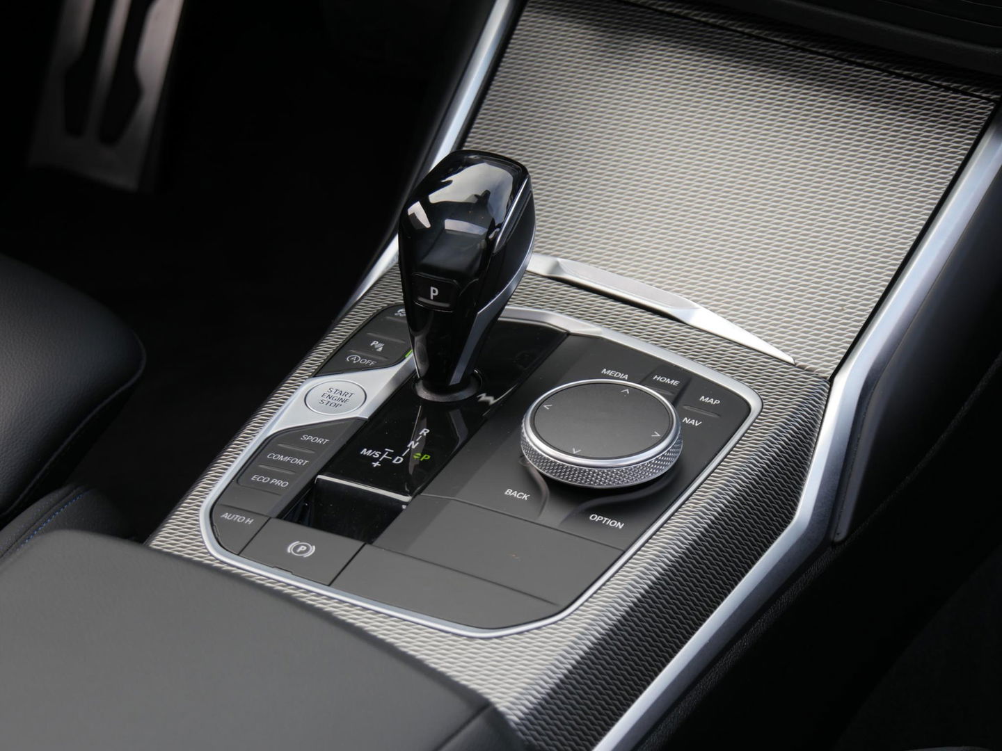 BMW 3 Serie 318i M-SPORT/ SCHUIFDAK/ PARKING PACK/ SHADOW LINE / 19INCH BREEDSET M-SPORT VELGEN