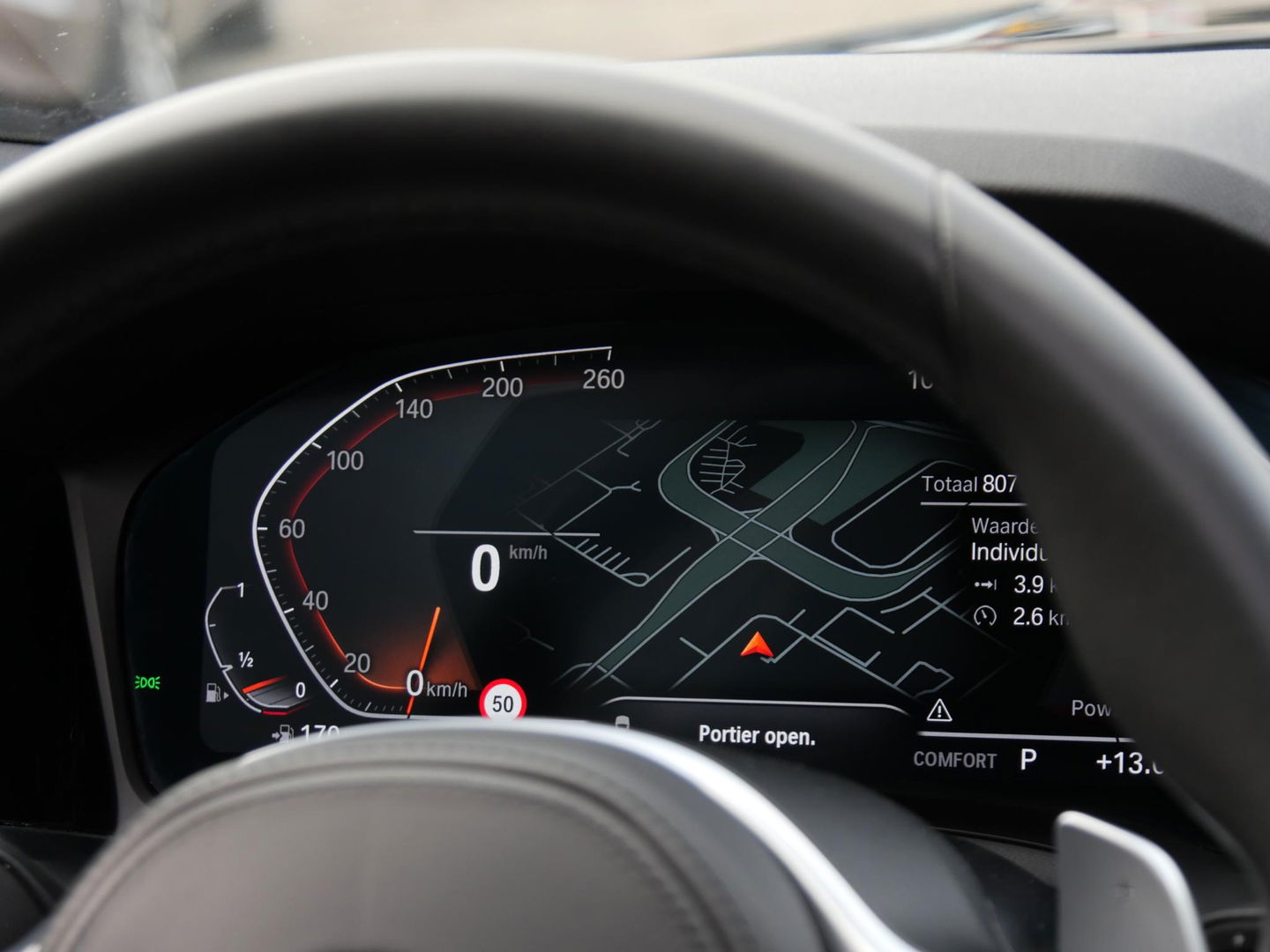 BMW 3 Serie 318i M-SPORT/ SCHUIFDAK/ PARKING PACK/ SHADOW LINE / 19INCH BREEDSET M-SPORT VELGEN