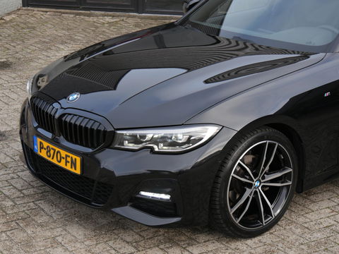 BMW 3 Serie 318i M-SPORT/ SCHUIFDAK/ PARKING PACK/ SHADOW LINE / 19INCH BREEDSET M-SPORT VELGEN