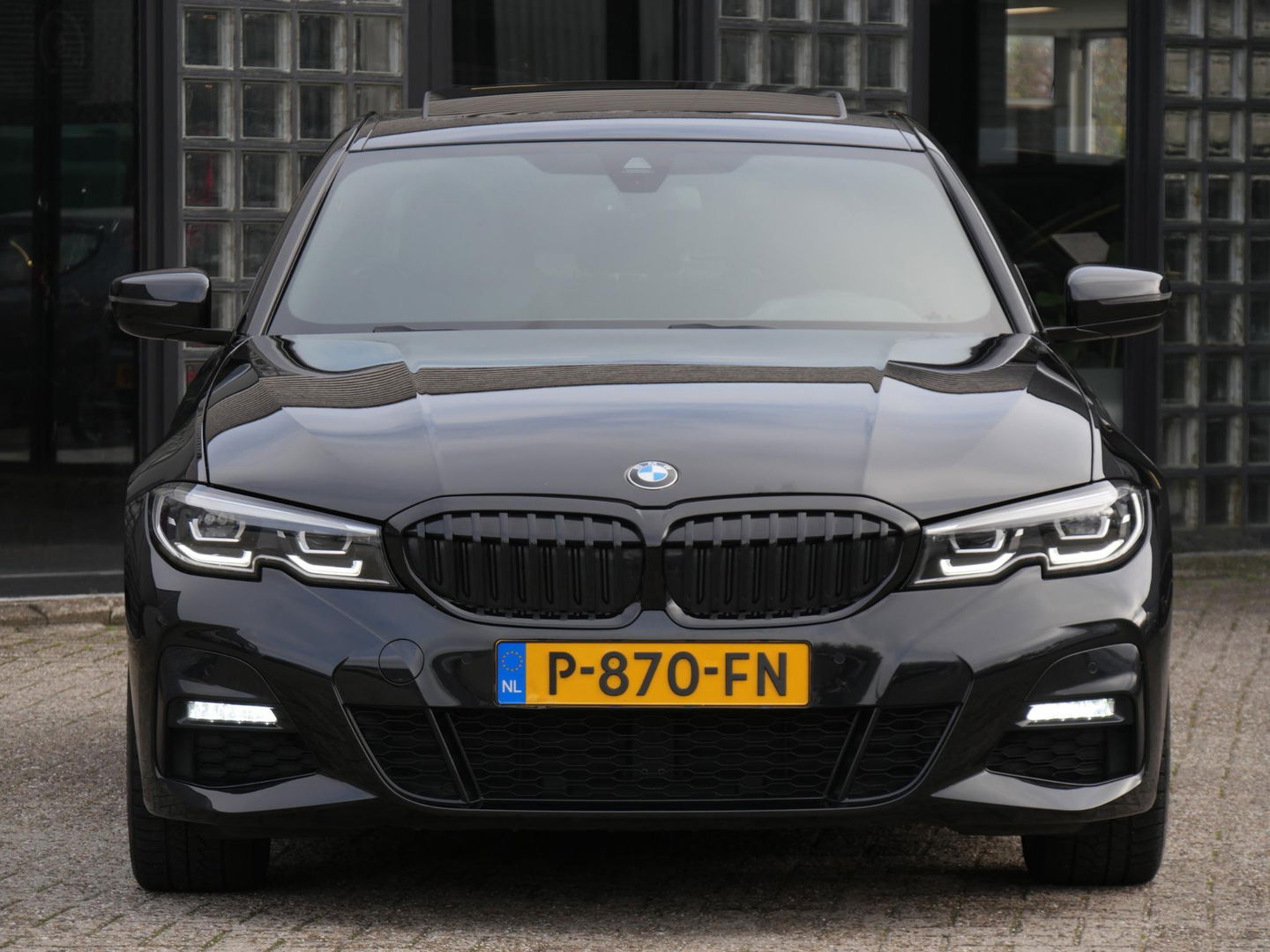 BMW 3 Serie 318i M-SPORT/ SCHUIFDAK/ PARKING PACK/ SHADOW LINE / 19INCH BREEDSET M-SPORT VELGEN