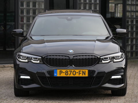 BMW 3 Serie 318i M-SPORT/ SCHUIFDAK/ PARKING PACK/ SHADOW LINE / 19INCH BREEDSET M-SPORT VELGEN