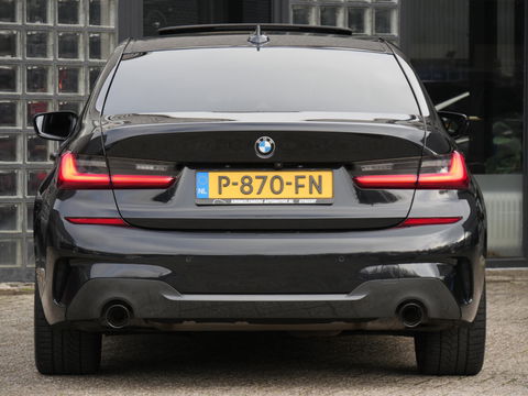 BMW 3 Serie 318i M-SPORT/ SCHUIFDAK/ PARKING PACK/ SHADOW LINE / 19INCH BREEDSET M-SPORT VELGEN