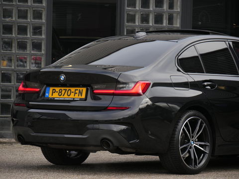 BMW 3 Serie 318i M-SPORT/ SCHUIFDAK/ PARKING PACK/ SHADOW LINE / 19INCH BREEDSET M-SPORT VELGEN