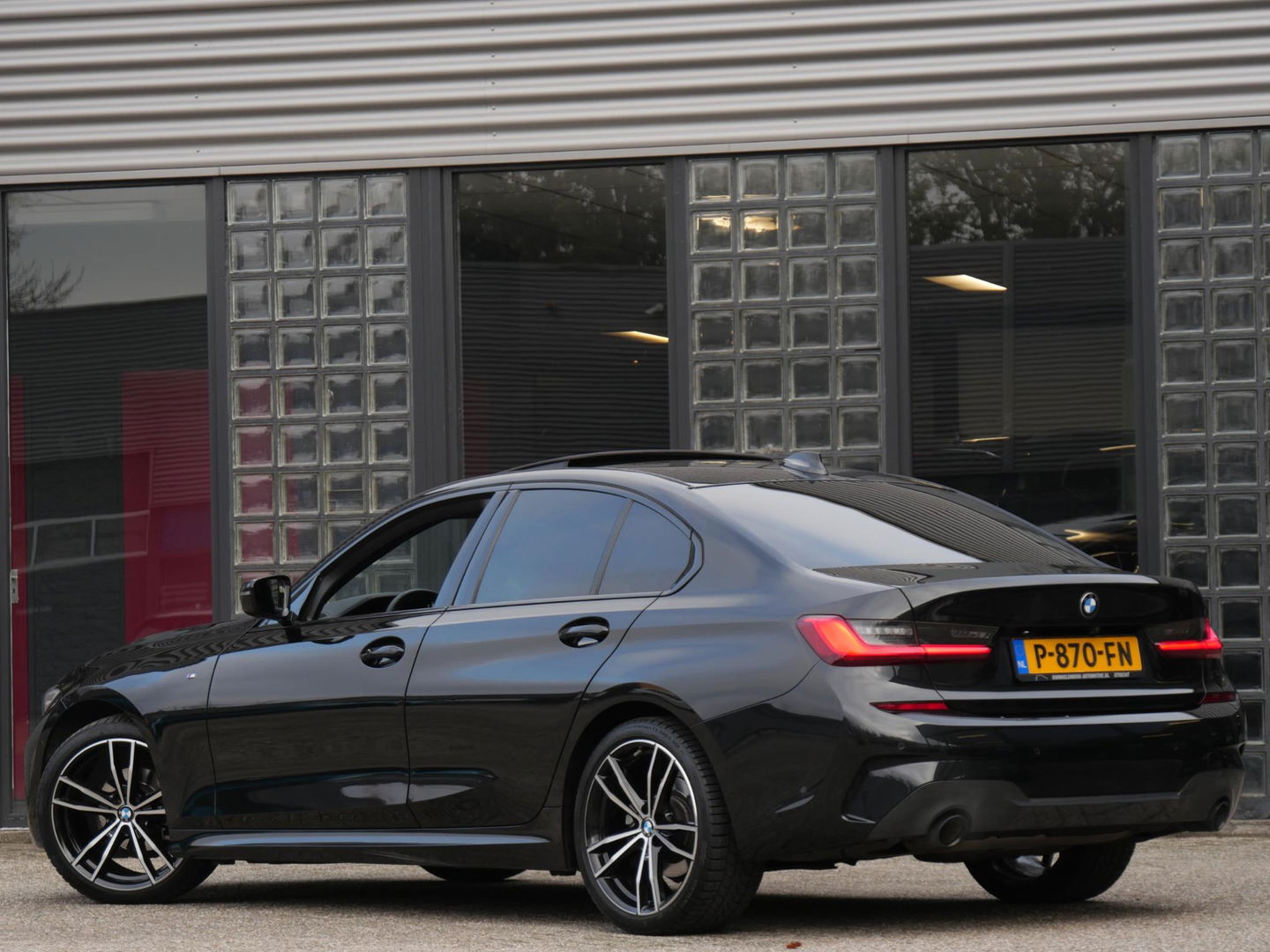 BMW 3 Serie 318i M-SPORT/ SCHUIFDAK/ PARKING PACK/ SHADOW LINE / 19INCH BREEDSET M-SPORT VELGEN